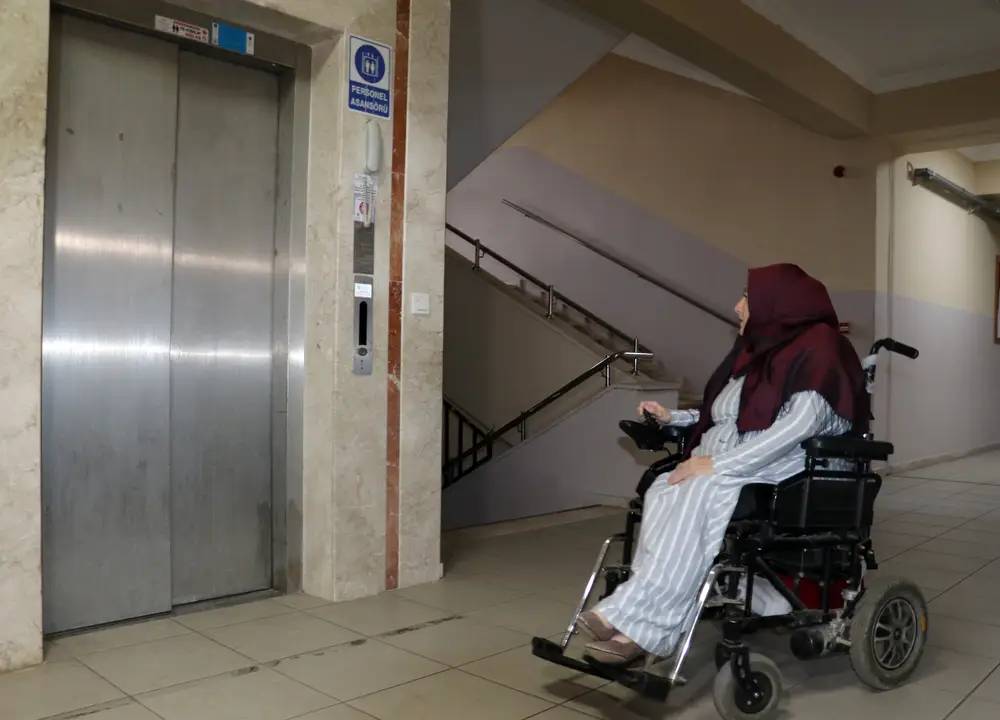 Antalya’da Engelli Öğretmenin Azmi: Asansör 2 Aydır Arızalı, Dersler Devam Ediyor 5